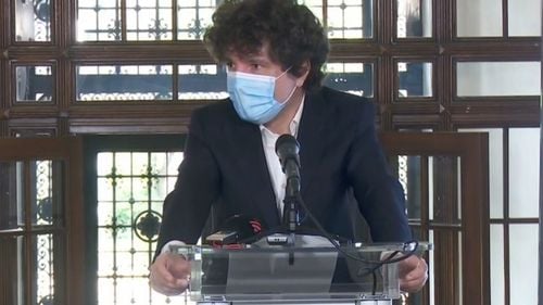 Primarul Capitalei, Nicușor Dan, întrebat de jurnaliști dacă s-a certat cu frizerul: Haideți să facem un sondaj daca ar trebui să ma tund