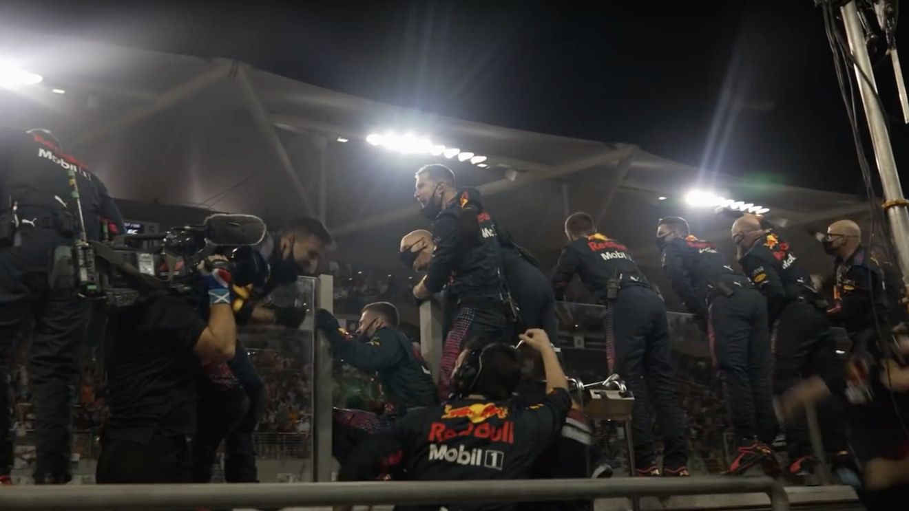Formula 1: Membrii echipelor au fost avertizați să nu se mai caţere pe garduri la finalul cursei