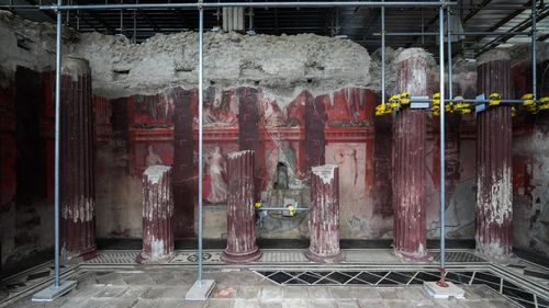 Fresce „excepționale” cu Dionysos, dezgropate la Pompei. Friza, care datează din secolul I î. Hr., oferă o privire rară asupra misterelor lumii antice