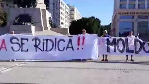 VIDEO O coloană de maşini a plecat din Piaţa Unirii din Iași la protestul de la Bucureşti