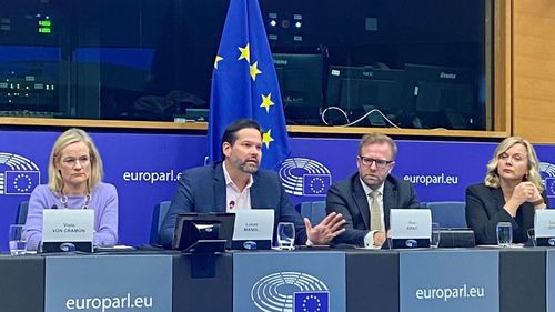 Austriacul Lukas Mandl, întrebat în Parlamentul European dacă „valul” de migranți nu trece și prin Croația. El a evitat un răspuns direct, învinovățind Comisia Europeană pentru faptul că nu a avut pe agendă problema migrației pe ruta Balcanilor de Vest