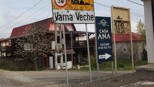 Patru tineri, reținuți în weekend în Vama Veche pentru trafic de droguri de mare risc/ Trei dintre ei au fost arestați preventiv pentru 30 de zile