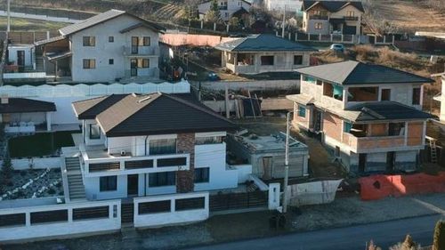 ReporterIS: Mama lui Costel Alexe a cumpărat o casă în ”cartierul VIP-urilor”, construită pe un teren concesionat de un primar PNL