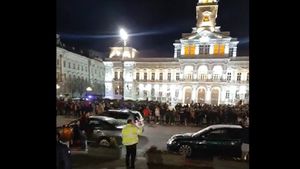 VIDEO Proteste în marile orașe ale României în noaptea de duminică spre luni împotriva noilor restricții/ Sute de oameni s-au strâns în Galați, Timișoara, Arad sau Ploiești