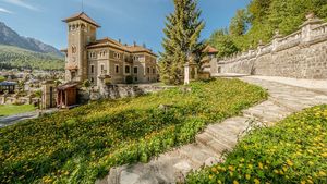 Alegeri pentru Primăria Bușteni. Fata fostului primar PSD vrea un nou mandat în familie / Urșii, temă de campanie