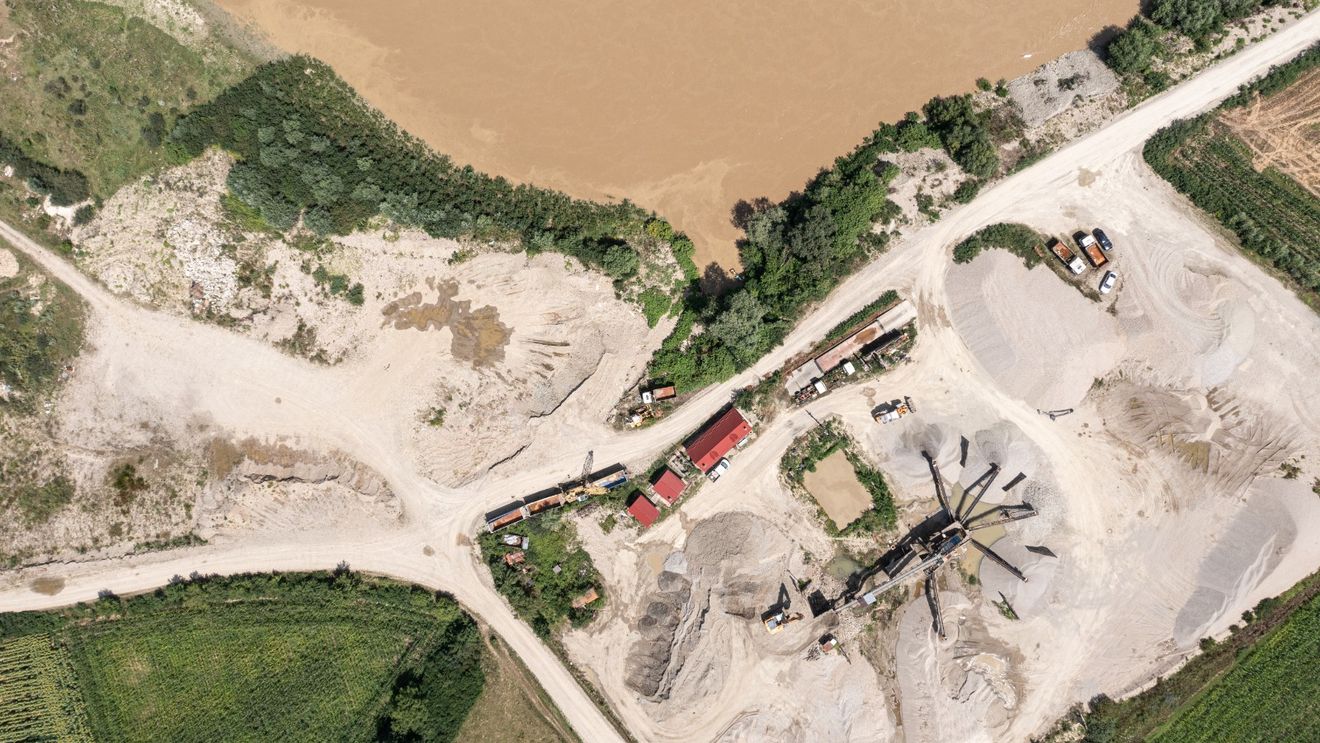 FOTO | „Găuri negre” în Olt: gropi uriașe din exploatări ilegale de nisip și pietriș (balastiere), vizibile din satelit, acuză ministra Mediului