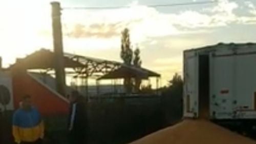 Neamț: Un autocar în care se aflau 26 de persoane s-a ciocnit de un tir încărcat cu cereale,  pe E85. O femeie, grav rănită