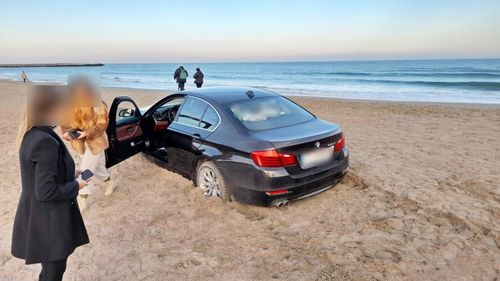 FOTO Cu BMW-ul pe plajă: O șoferiță a rămas cu mașina împotmolită în nisip, la Constanța/ Polițiștii au amendat-o cu peste 10.000 de lei