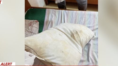 50 de persoane cu handicap fizic şi mental, înghesuite într-un centru cu capacitate de 32 de locuri în județul Neamț / Beneficiarii, ţinuţi în mizerie, fără haine de schimb, pe paturi degradate / Niciun aparat de aer condiţionat