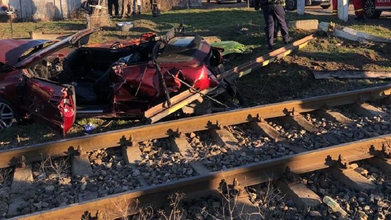 Două persoane au murit după ce maşina lor a fost lovită de tren, în Galați