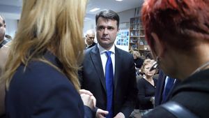 Primarul Florea: O serie de ticăloşi, de infractori deghizaţi în politicieni falsifică şi distribuie în spaţiul public o serie de falsuri / Am formulat plângere penală pentru inducerea în eroare a organelor judiciare