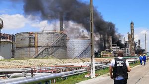 Staţiile fixe de monitorizare a calităţii aerului amplasate la Năvodari au înregistrat valori crescute, în urma incendiului de pe platforma Petromidia