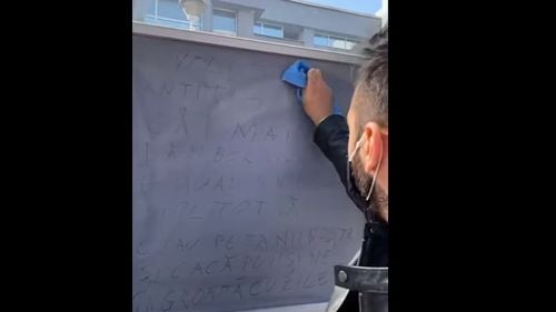 Mesaj rasist extrem la adresa rromilor, scris într-o staţie de autobuz de pe Calea Floreasca din București. Reprezentant al comunității: O asemenea violenţă de limbaj am mai întâlnit doar în Rwanda, înainte de genocide