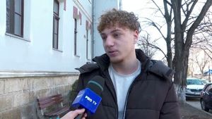 A apărut primul ghid românesc pentru tratarea dependenței de internet la tineri. Student: „Din 24 de ore, 15 stau pe telefon”