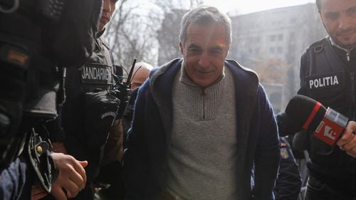 BREAKING Călin Georgescu, pus sub control judiciar de procurori. E cercetat în trei dosare penale: instigare la acțiuni împotriva ordinii constituționale, sprijin pentru organizații fasciste și fals în declarații privind finanțarea campaniei electorale / Sute de susținători au protestat la Parchet / Elon Musk, val de postări critice