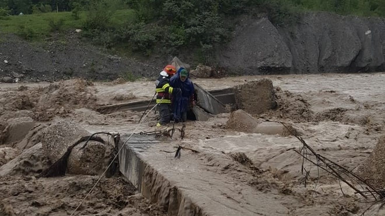 VIDEO Drumuri şi subsoluri inundate la Sinaia şi Vărbilău în urma ploii torenţiale / Un bătrân de 85 de ani, salvat de pompieri din râul Prahova după ce s-a surpat un podeț