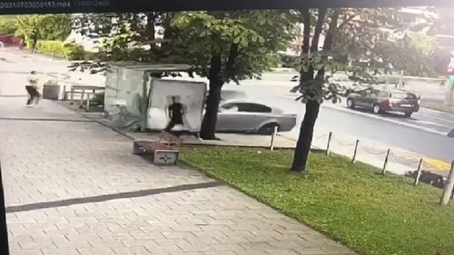 Un șofer care a intrat cu mașina într-o stație de autobuz din Baia Mare, omorând o tânără de 20 de ani, a fost arestat preventiv / Zeci de persoane au protestat față de decizia inițială de a-l lăsa în libertate