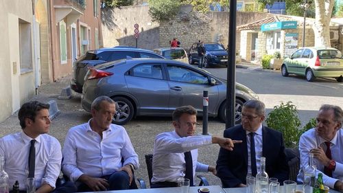 Emmanuel Macron i-a cerut premierului Gabriel Attal să rămână în funcție ”pentru moment” după ce acesta și-a înaintat demisia