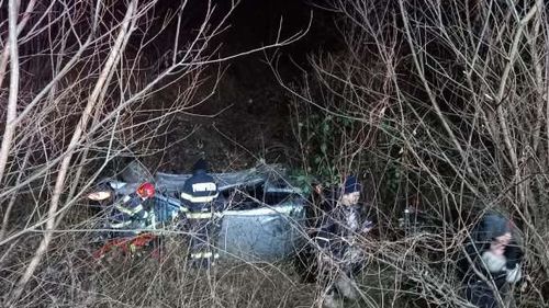 Trafic îngreunat pe DN1 după ce o mașină s-a răsturnat într-o curbă periculoasă/ Pasagerii, șase tineri, au ajuns la spital