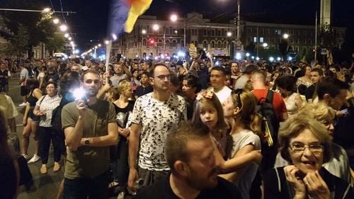 Zeci de mii de oameni au protestat împotriva PSD și a lui Liviu Dragnea în toate marile orașe ale României