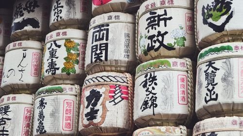 Cândva ilegal, acest alcool japonez revine în actualitate: Ce este doburoku, una dintre cele mai vechi și mai controversate băuturi din istoria Japoniei