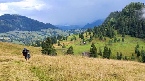 Premierul Ciolacu, sprijin pentru asigurarea cadrului legal prin care Via Transilvanica să fie recunoscut ca traseu pedestru de interes naţional