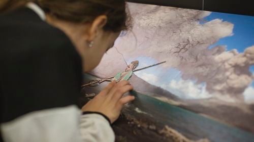 „World Unseen”, expoziția de fotografie pe care trebuie să o simți ca să o vezi, ajunge acum și la Iași / Povești palbabile în 12 fotografii cu imprimare în relief, descrieri audio și planșe în Braille