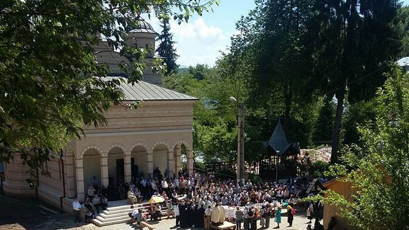 Arad: Mănăstirea Feredeu a fost inundată, în urma unei viituri puternice