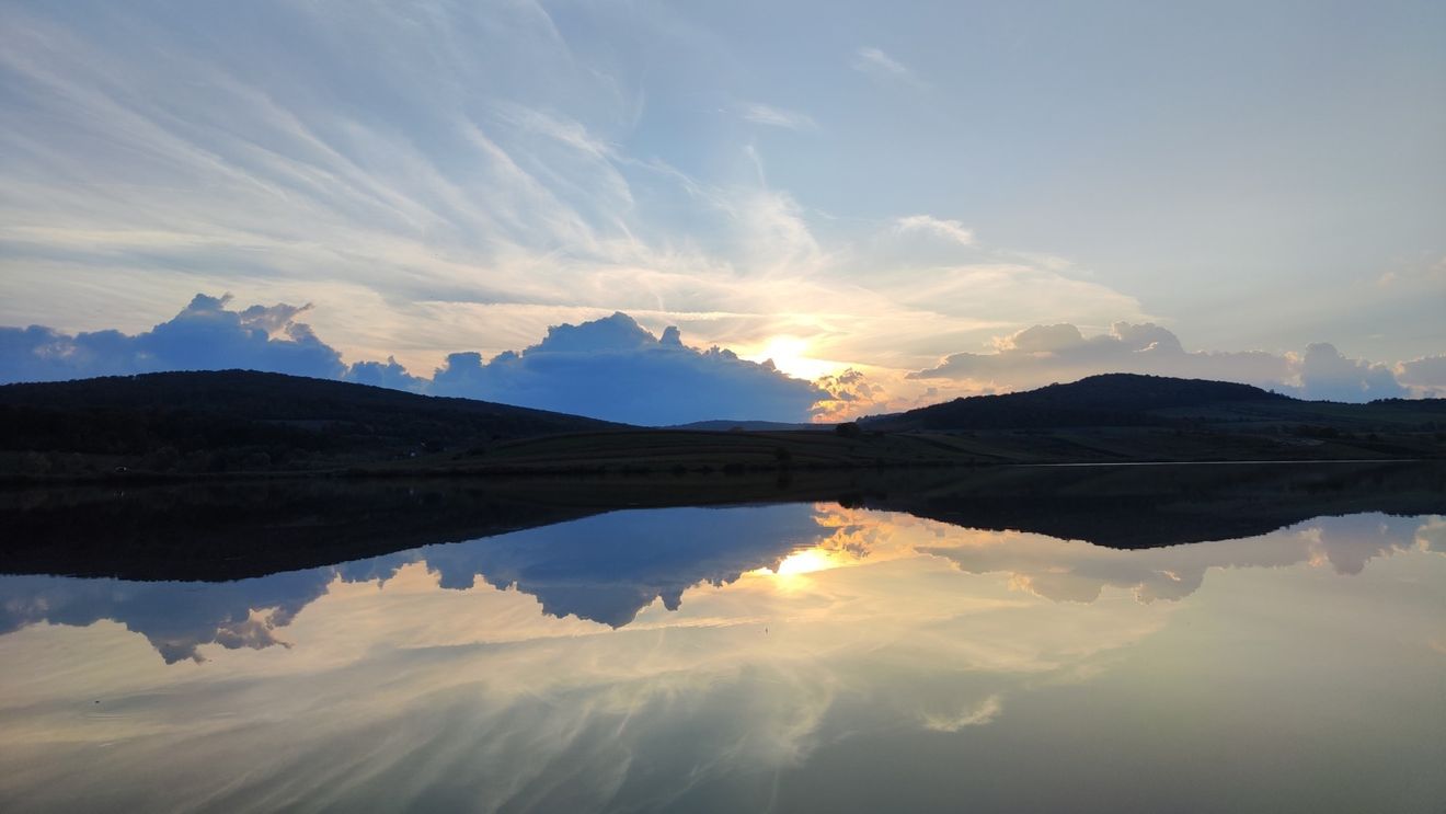 GALERIE FOTO Cinci locuri în care să evadezi în natură la sfârșit de săptămână în județul Mureș, de la rezervația bujorului de stepă, la arbori seculari, salbe de lacuri și alte peisaje care îți taie respirația