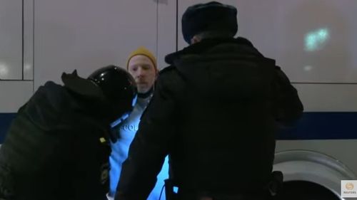 VIDEO Protestatari ruși băgați în dube de forțele de ordine. Organizație independentă: Cel puțin 735 de persoane au fost arestate la protestele din Rusia după invadarea Ucrainei / Peste 330 de persoane reținute la Moscova