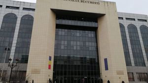 O judecătoare de la Tribunalul Bucureşti a anulat exceptarea persoanelor vaccinate de la restricţii / Decizia nu este definitivă şi motivată / În trecut, judecătoarea a decis că Traian Băsescu i-a afectat reputaţia lui Dan Voiculescu atunci când a spus că mogulul vrea să pună mâna pe justiţie