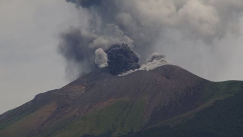 Şapte vulcani s-au "trezit" simultan după cutremurul din Peninsula Kamceatka