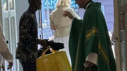 Anunţ inedit al părintelui Francisc Doboş, după ce Dan Tanasă (AUR) a recomandat refuzarea comenzilor livrate de străini: Un dac neaoş din Nigeria a venit să se spovedească.  M-a rugat să-i binecuvântez munca şi rucsacul pentru livrarea de mâncare