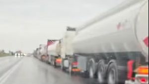 VIDEO: Coadă de autocisterne la poarta rafinăriei Petromidia din Năvodari pentru încărcarea cu combustibil / O bandă a drumului Năvodari-Corbu, blocată