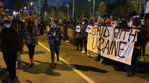 VIDEO Zeci de persoane, la o manifestaţie în semn de solidaritate cu poporul ucrainean, la Ambasada Ucrainei din Bucureşti
