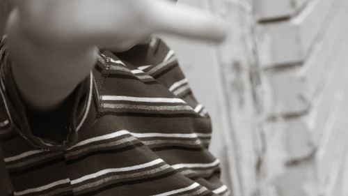 Caz șocant la Școala din Recea (Brașov): copii din clasele mici, molestați de cei din clasa a VIII-a / Le-au introdus creioane în zona anală / ”Copiii au recunoscut”