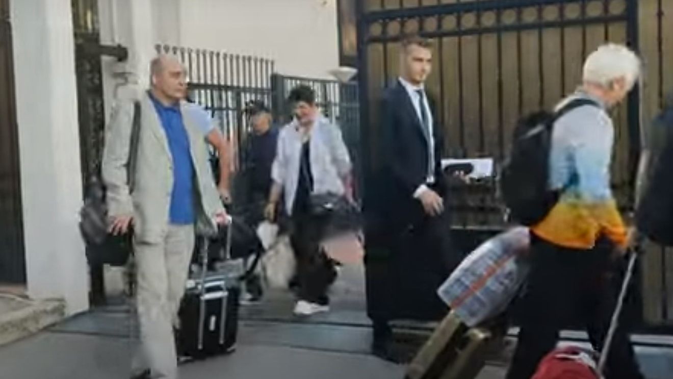 VIDEO Ultimul drum al diplomaților ruși prin Moldova. Cum au ajuns aceștia de la ambasadă până la aeroport