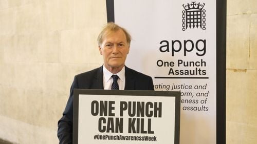 Tatăl suspectului de uciderea deputatului britanic Sir David Amess, “șocat” de arestarea fiului său – The Times