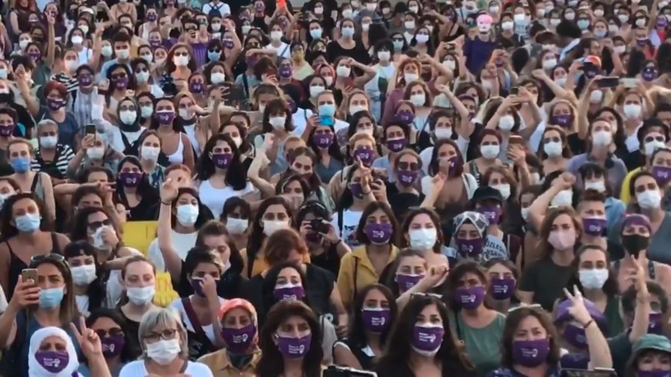 VIDEO Mii de femei au manifestat în Turcia împotriva violenței în familie