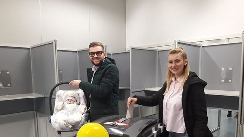 FOTO Urne inedite de vot în Olanda, decorate cu baloane în culorile tricolorului