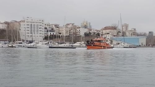 Incendiu la bordul unei nave cu 16 persoane, în rada Portului Sulina / Echipajul a refuzat să coboare