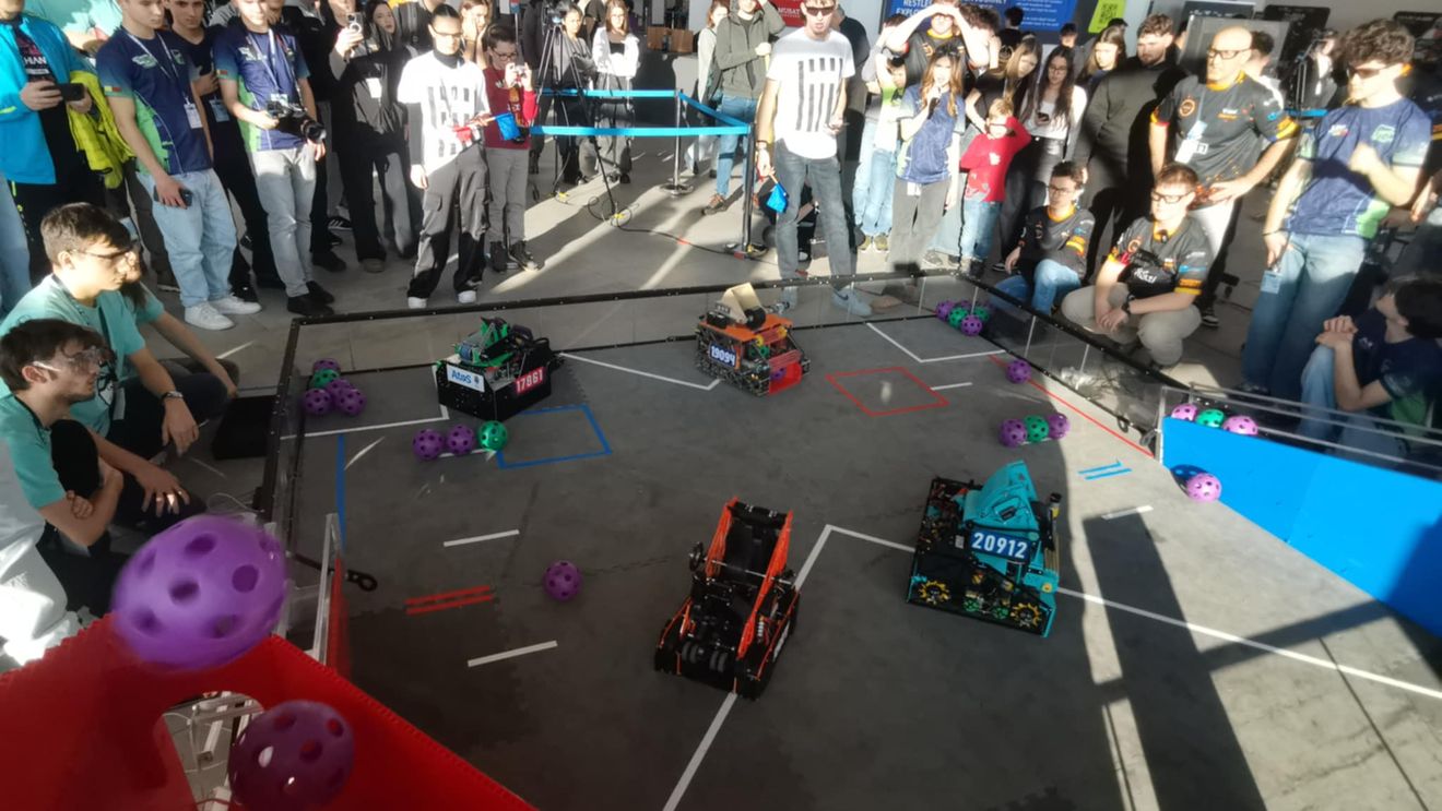 Cea mai mare competiție de robotică pentru licee din țară începe la Piatra Neamţ / Participă 33 de echipe și peste 500 de elevi / Cele mai bune echipe vor reprezenta România la Campionatul Mondial