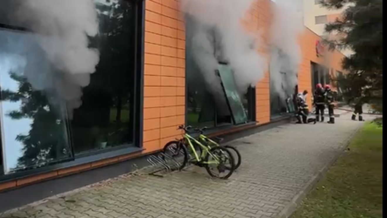 VIDEO Incendiu cu degajări mari de fum izbucnit la subsolul unui ansambul de blocuri din Capitală / 45 de persoane au fost evacuate / O persoană cu arsuri primește îngrijiri medicale / Autoritățile au emis mesaj RO-Alert pentru avertizarea populației