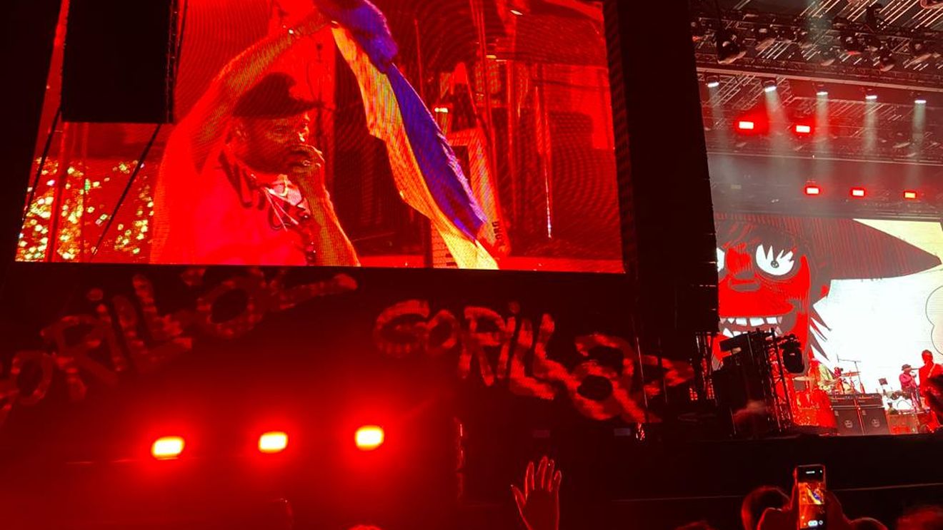 FOTO Electric Castle, ziua 4: Damon Albarn de la Gorillaz a purtat steagul Ucrainei, iar Macanache a umplut ringul / Bila neagră a ediției: cozi de 4-5 ore ca să pleci de la Bonțida