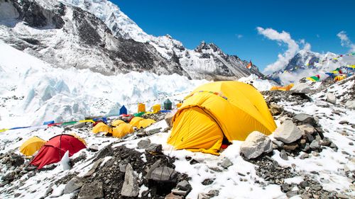 Nepalul nu mai recompensează alpiniștii care adună deșeurile de pe Everest / Va fi plătită o taxă de curățenie de 4.000 de dolari de persoană