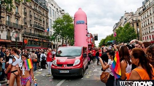 Circa 30 de mii de persoane au defilat într-un ”marș al mândriei” organizat de comunitatea LGBT în centrul Parisului