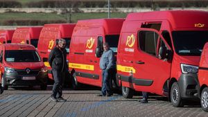 Poştaşii intră în grevă de avertisment miercuri dimineaţa