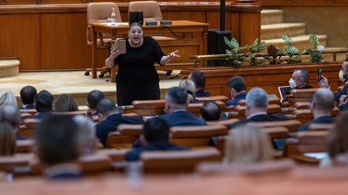 Şedinţa solemnă a Parlamentului dedicată Zilei Solidarităţii şi Prieteniei dintre România şi Statul Israel / Circ și derapaje anti-semite cu Diana Șoșoacă