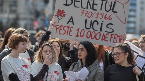 GALERIE FOTO Protest feminist în Piața Victoriei, de 8 martie: ”Nu vrem flori ci acces la sănătate!”/ Feminism România a militat pentru asigurarea serviciilor de avort în spitale publice și acordarea de contracepție gratuită: ”Decretul a ucis peste 10.000 de vieți”