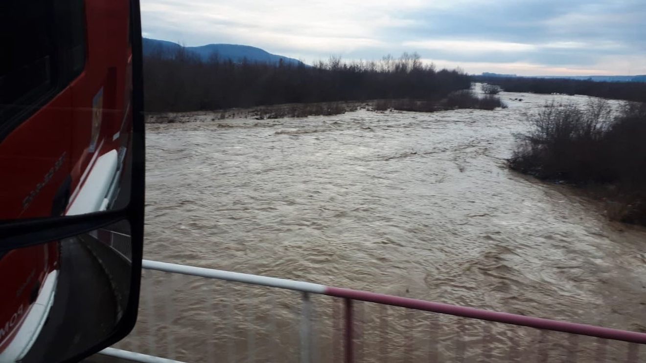 Cod galben de inundații pe râuri din șase județe, până la miezul nopții